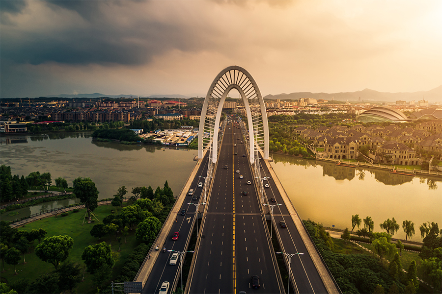 destinationimages_0004_bridge-with-city